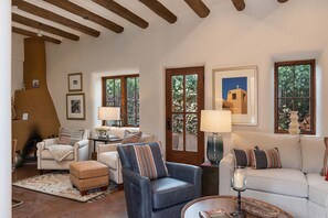 تلفزيون، مدفأة، أرضيات مدفأة، مكتب