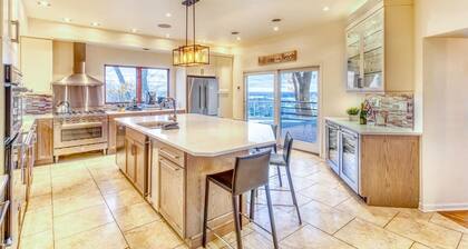 Skyline Views, Hot Tub, Beachfront, Lavish Kitchen at Dunetop Villa