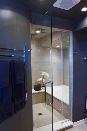 Hair dryer, heated floors, towels - Skyline Views, Hot Tub, Beachfront, Lavish Kitchen at Dunetop Villa (Miller Beach)