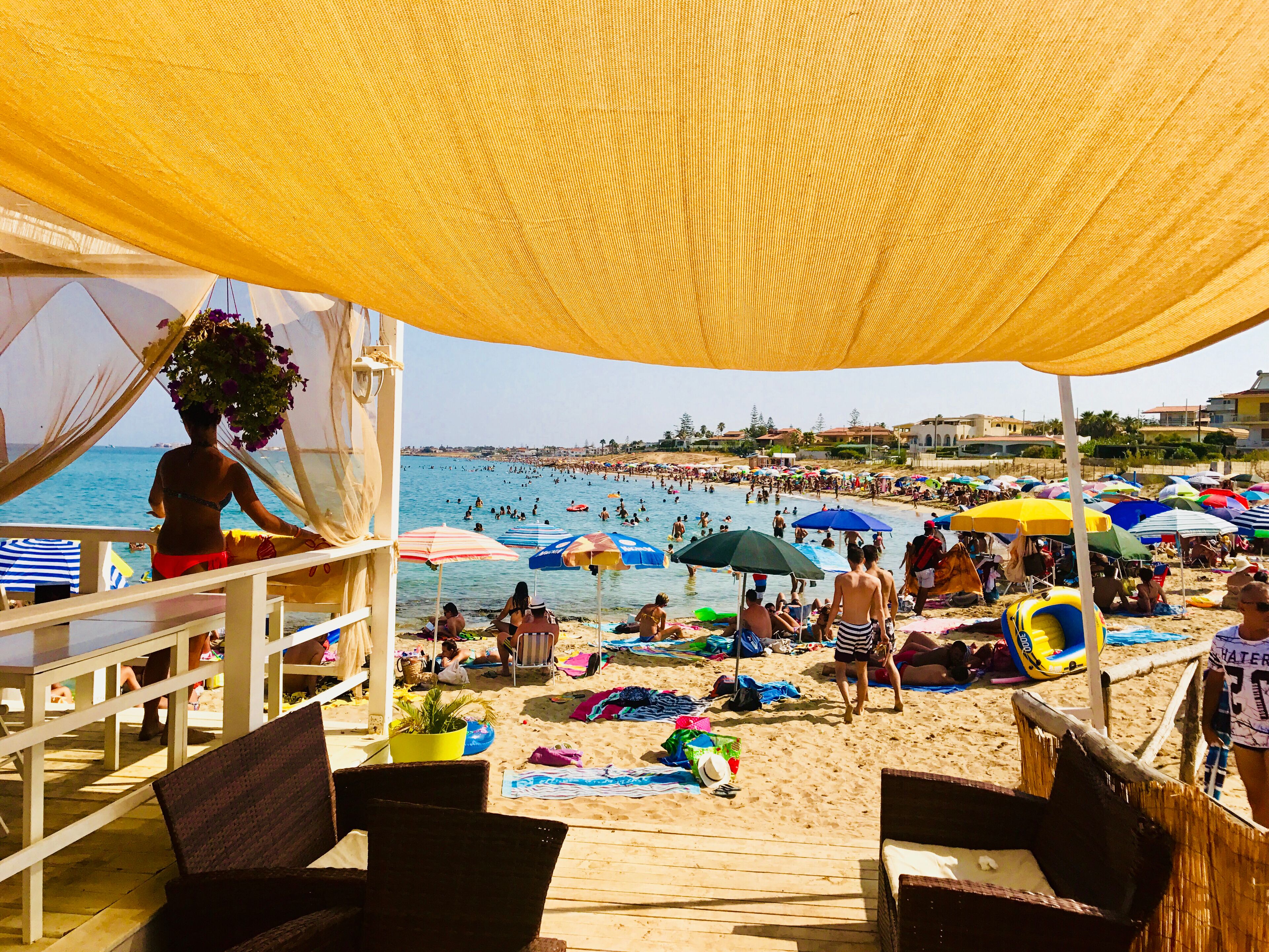 Vlak bij het strand, ligstoelen