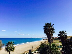 Vlak bij het strand, ligstoelen
