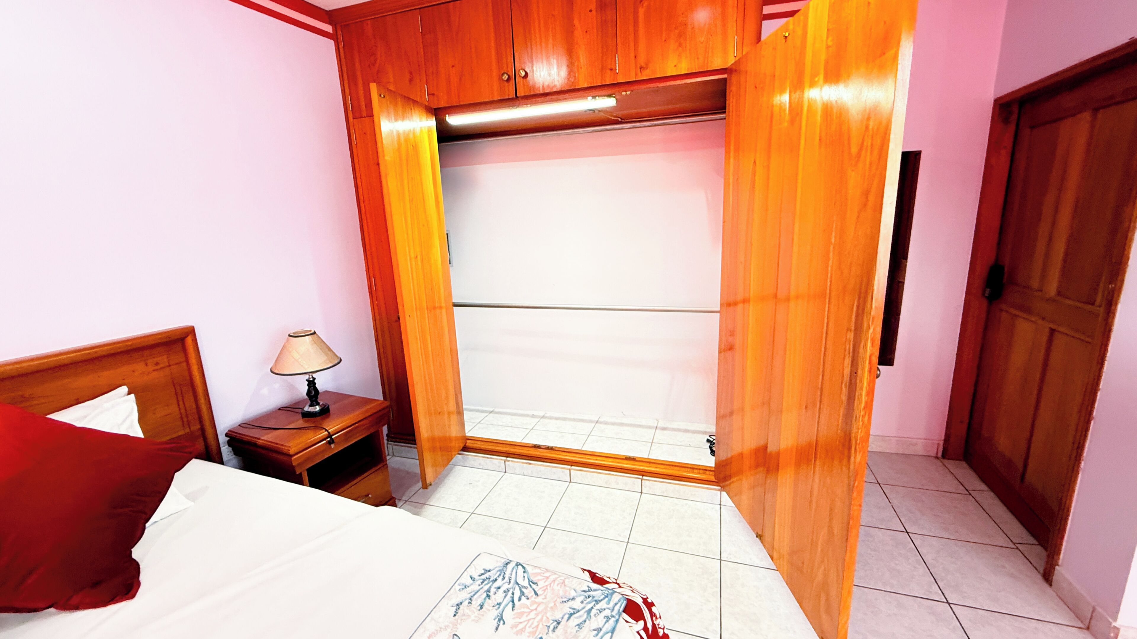 3 chambres, coffres-forts dans les chambres, bureau, Wi-Fi gratuit