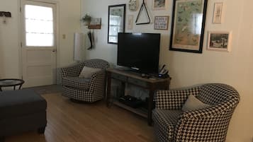 Smart-tv, een open haard, een dvd-speler en een filmbibliotheek