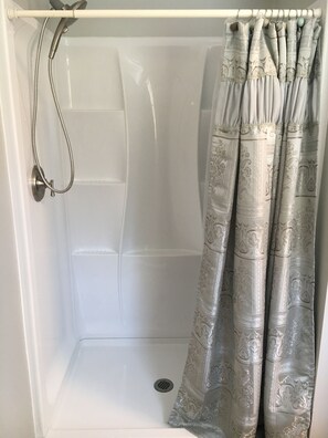 Douche, sèche-cheveux, serviettes fournies, savon