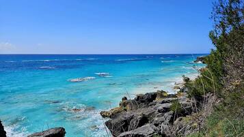 På stranden, liggestole, badehåndklæder
