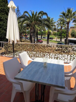 Outdoor dining - Apartment with Wifi 200 meters from the beach (SA COMA)