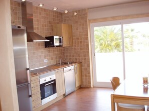Fridge, microwave, oven, stovetop - Apartment with Wifi 200 meters from the beach (SA COMA)