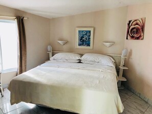 2 chambres, coffre-fort, fer et planche à repasser