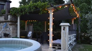 Outdoor spa tub