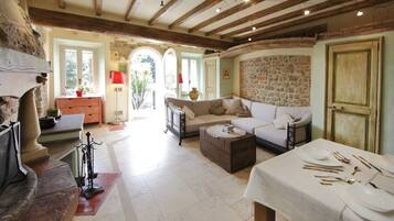 TV connectée, cheminée, chaßne hi-fi