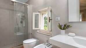 Douche, articles de toilette gratuits, sèche-cheveux, bidet