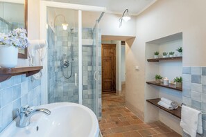 Een douche, een haardroger, een bidet, handdoeken
