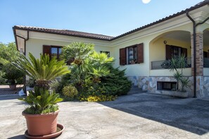 Exterior - Villa Mistral, for 7 persons, Terrace, Barbecue, Air conditioning, WiFi (Alghero)
