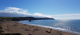 Delightful retreat, 3 mins walk to Widemouth Bay blue flag beaches & coast path