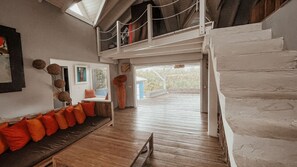 Fernseher, DVD-Player, Bücher, Stereoanlage