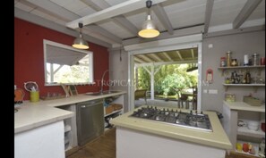 Geladeira, micro-ondas, fogão, cooktop