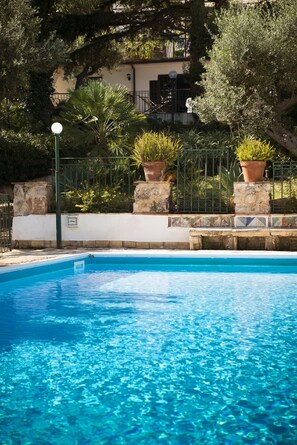 Outdoor pool - Relax with pool and see view! (Altavilla Milicia)