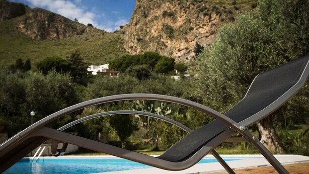 A poolside view with a chair, a pool, and a mountainous backdrop. - Relax with pool and see view! (Altavilla Milicia)