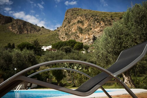 Détendez-vous à la campagne avec piscine et vue mer!