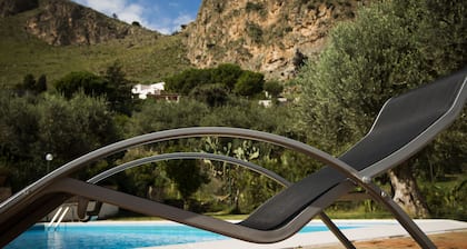 Détendez-vous à la campagne avec piscine et vue mer!