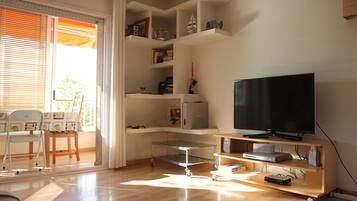 Een televisie en boeken