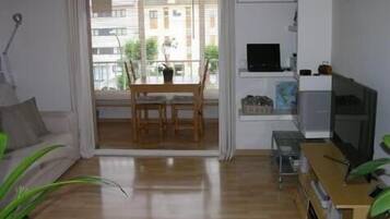 Een televisie en boeken