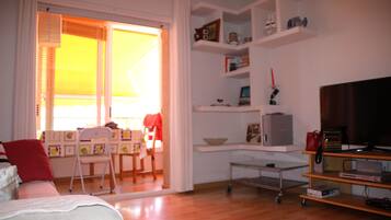 Een televisie en boeken