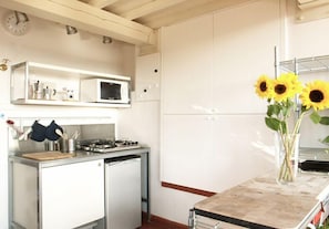 Coffee/tea maker, fridge, microwave, oven