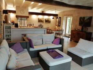 Smart-TV, Kamin, DVD-Player, Tischfußball