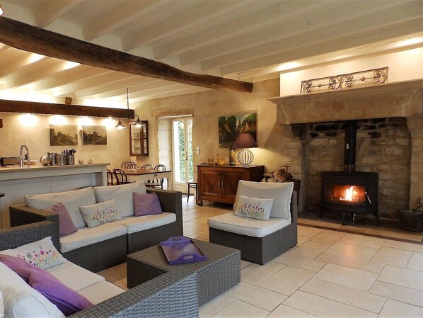 تلفزيون ذكي، مدفأة، مشغل دي في دي، كرة قدم الطاولة