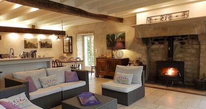 Schönes Steinhaus "Country Chic", privater beheizter Pool, Spielbereich