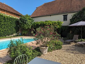 Outdoor pool, a heated pool - Beautiful stone house "country chic", private heated pool, play area (Membrey)