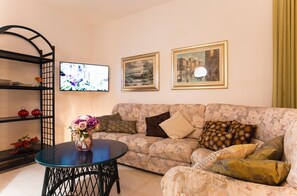 Een smart-tv en boeken