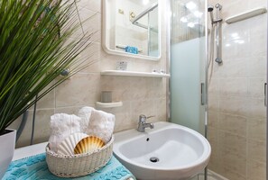 Badewanne, Haartrockner, Bidet, Handtücher