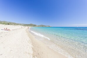 Playa en los alrededores, camastros y toallas de playa
