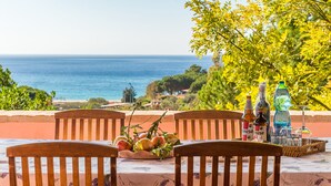 A table with chairs and a fruit bowl, overlooking the sea. - Villa Kala Nostra by the sea, 150m and 5m walk from Kal'eMoru/Villasimius shoreline (Geremeas)