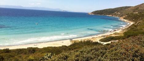 In Strandnähe, Liegestühle, Strandtücher