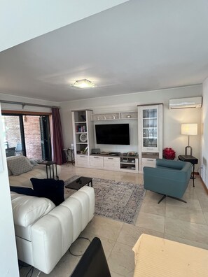 Smart-tv, bøger, videobibliotek, stereoanlæg