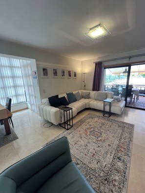 Smart-tv, bøger, videobibliotek, stereoanlæg