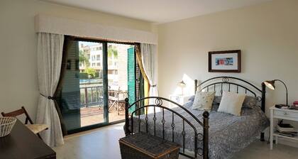 Atemberaubende Doppelhaushälfte. Free WiFi & SKY TV (Filme & Sport) 4 Minuten zum Yachthafen