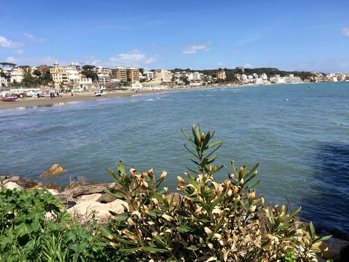 Perheystävällinen huoneisto, jossa on yksityiset askeleet rannalle ja merelle   