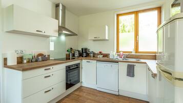 Køleskab, mikrobølgeovn, ovn, kogeplade