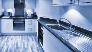 Full-size fridge, microwave, oven, stovetop