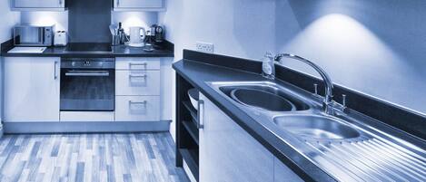 Großer Kühlschrank, Mikrowelle, Ofen, Herdplatte