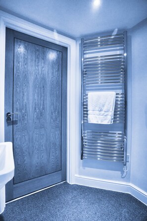 Duschwanne, Haartrockner, Handtücher, Seife