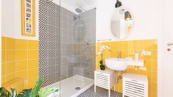Shower, hair dryer, bidet, towels