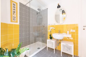 Dusche, Haartrockner, Bidet, Handtücher