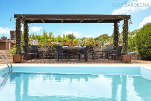 Piscine extérieure, chaises longues