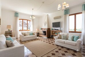 Smart TV, fireplace, DVD player, ping pong