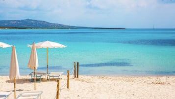 Una spiaggia nelle vicinanze, lettini da mare